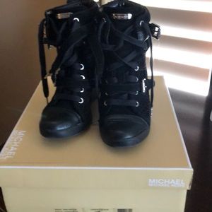 Micheal Kira Skid Wedge suede